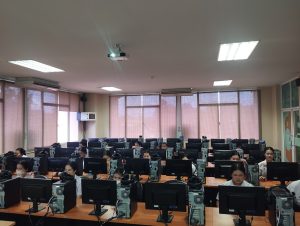 ภาพบรรยากาศการทดสอบวัดระดับความรู้ความสามารถทางภาษาอังกฤษ (Placement Test) ของนักศึกษาพยาบาล คณะพยาบาลศาสตร์ ชั้นที่ปี 2 โดยใช้โปรแกรม English Discoveries ณ ห้องฝึกทักษะทางภาษาอังกฤษด้วยตนเอง ชั้น 4 อาคารปฏิบัติการทางภาษาและคอมพิวเตอร์