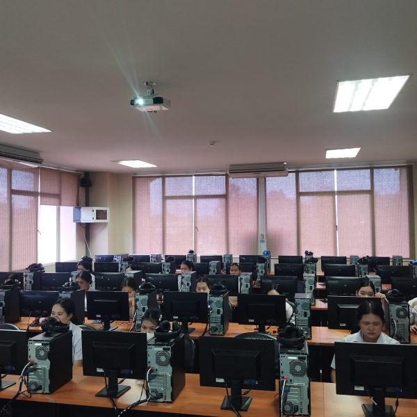 ภาพบรรยากาศการทดสอบวัดระดับความรู้ความสามารถทางภาษาอังกฤษ (Placement Test) ของนักศึกษาพยาบาล คณะพยาบาลศาสตร์ ชั้นที่ปี 2 โดยใช้โปรแกรม English Discoveries ณ ห้องฝึกทักษะทางภาษาอังกฤษด้วยตนเอง ชั้น 4 อาคารปฏิบัติการทางภาษาและคอมพิวเตอร์