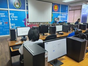 ภาพบรรยากาศการทดสอบ TOEFL ITP รอบวันที่ 7 สิงหาคม 2569 รูปแบบ Digital Classroom ณ ห้องฝึกทักษะทางภาษาอังกฤษด้วยตนเอง ชั้น 4 อาคารปฏิบัติการทางภาษาและคอมพิวเตอร์