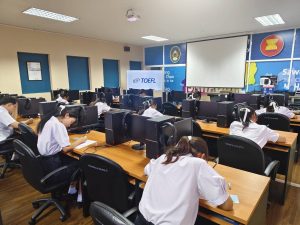ภาพบรรยากาศการทดสอบ TOEFL ITP รอบพิเศษ วันที่ 10 สิงหาคม 2569 รูปแบบ Paper Based Test ณ ห้องฝึกทักษะทางภาษาอังกฤษด้วยตนเอง ชั้น 4 อาคารปฏิบัติการทางภาษาและคอมพิวเตอร์